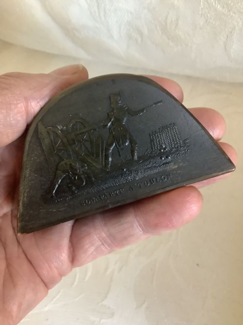 A SUPERB PRESSED HORN SNUFF BOX IN THE FORM OF NAPOLEONS BICORN HAT - ADDITIONAL PHOTO 3