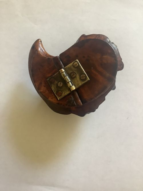 A RARE AND SUPERB CARVED BURR WALNUT SNUFF BOX FORMED FROM A NATURAL PIECE OF WOOD - ADDITIONAL PHOTO 1