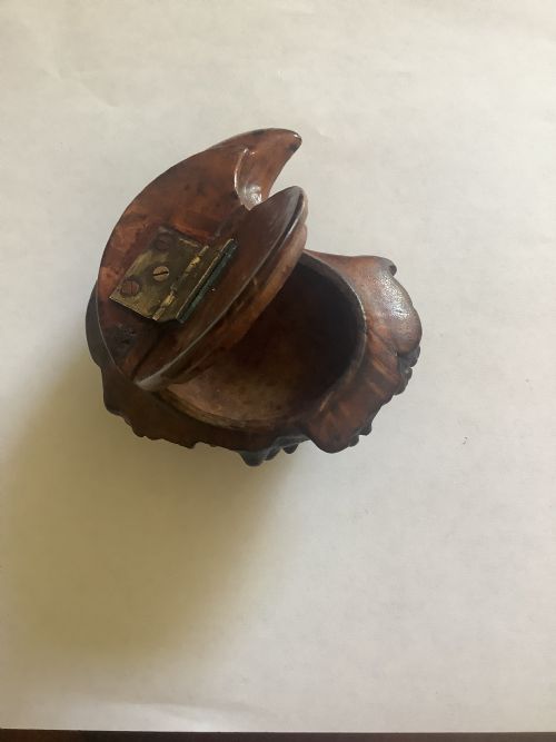 A RARE AND SUPERB CARVED BURR WALNUT SNUFF BOX FORMED FROM A NATURAL PIECE OF WOOD - ADDITIONAL PHOTO 2