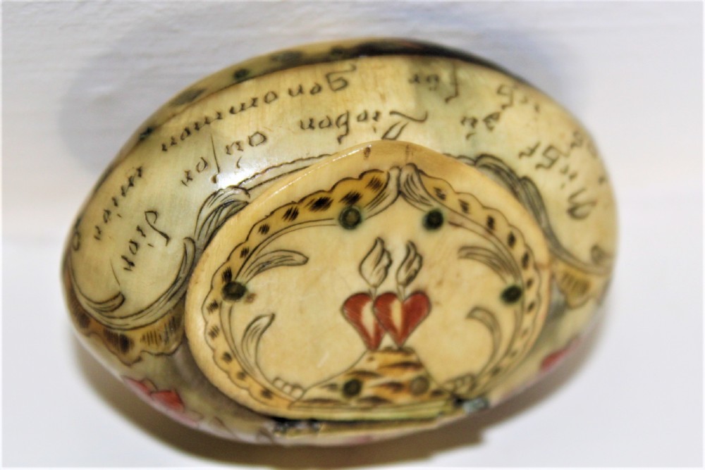 A small charming scrimshawed horn snuff box depicting a couple under a tree holding hands German Circa 1800 to 1850 View IV