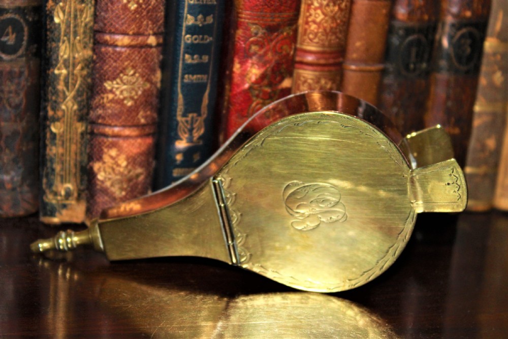 An early 19th-century English brass and copper novelty snuff box designed in the shape of miniature fireplace bellows with hand-engraved detailing.