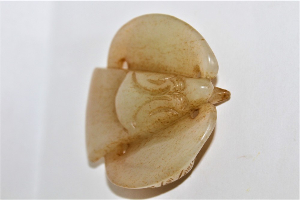 A Chinese mythical bird pendant stylishly carved in jade  View VII