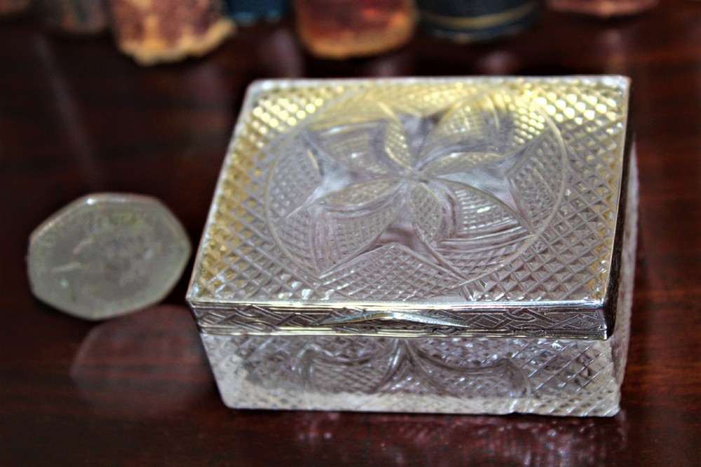 An extremely attractive and very finely cut crystal glass box possibly used for rings