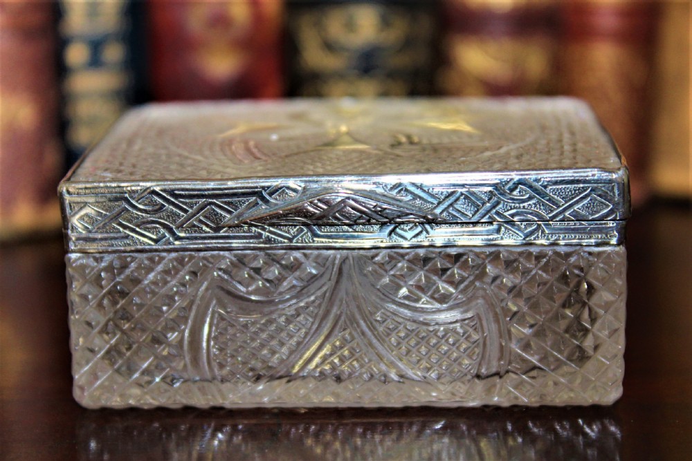 An extremely attractive and very finely cut crystal glass box possibly used for rings View II