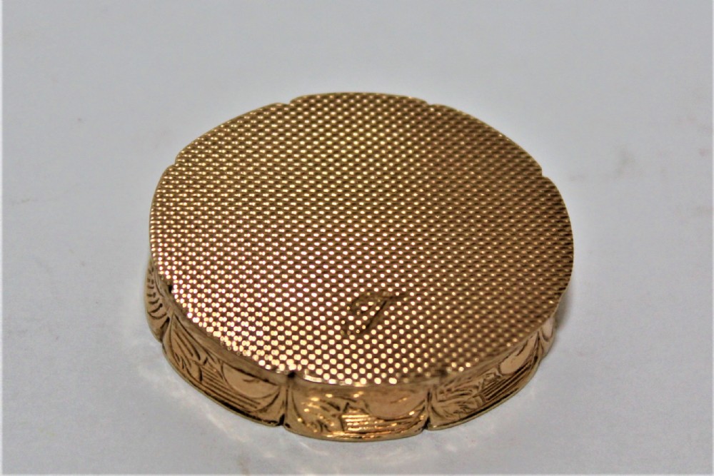 A small 9ct gold heavy gauge pill or snuff box of oval form 