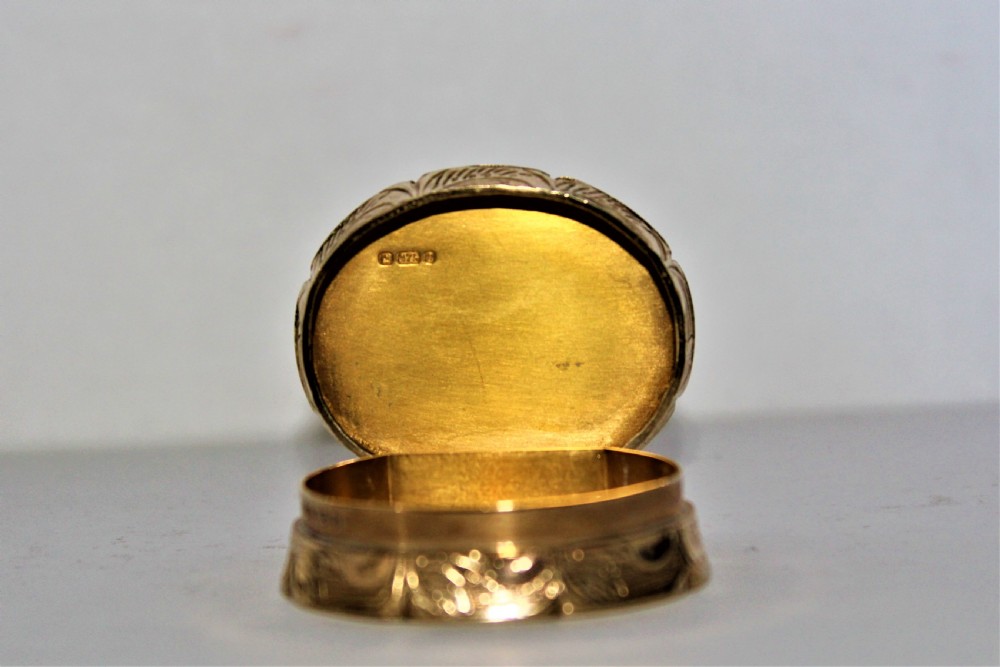 A small 9ct gold heavy gauge pill or snuff box of oval form  View IV