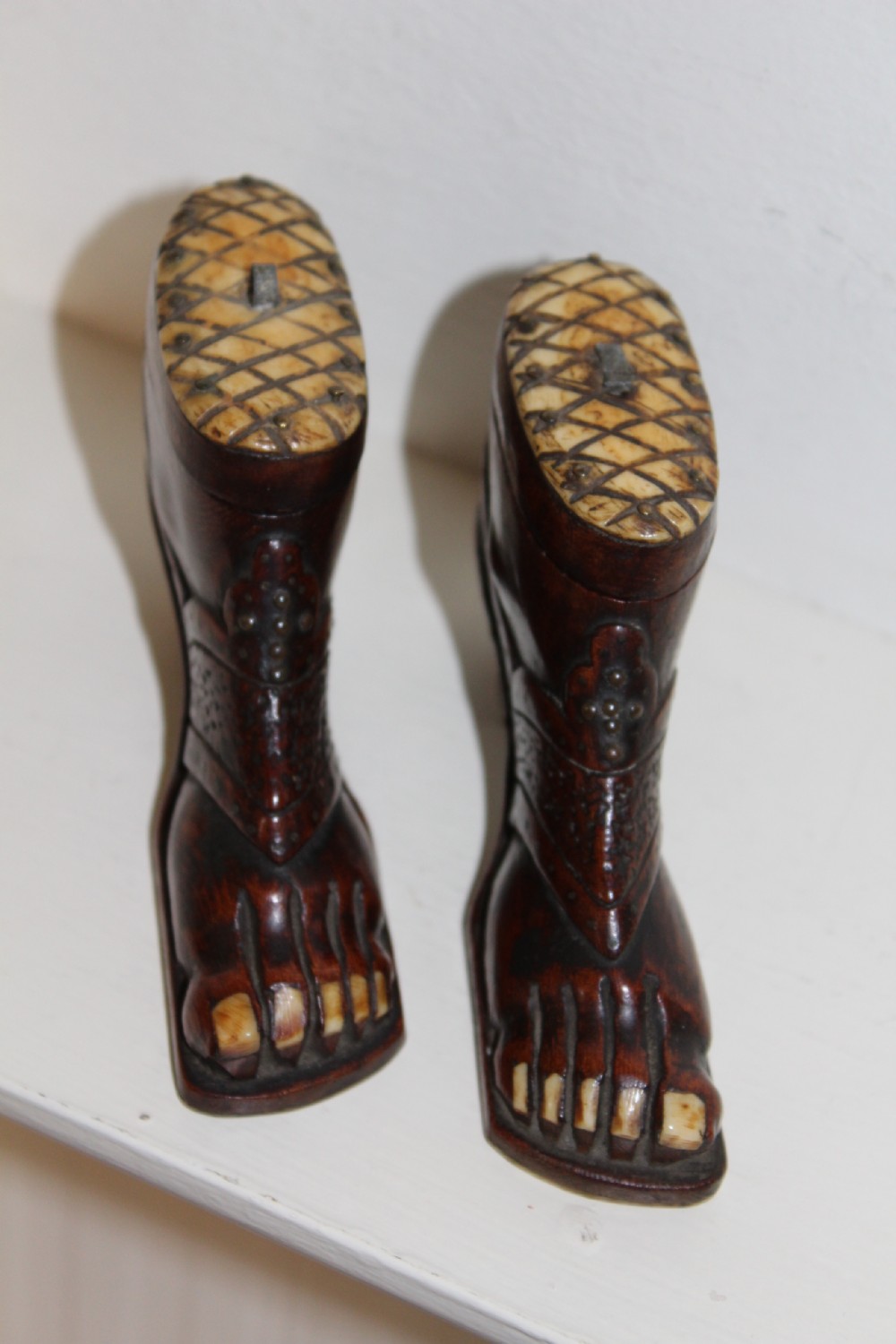 A pair of nineteenth-century carved wooden treen snuff boxes shaped like feet wearing heel shoes with bone toenails and cross-hatched inlaid lids. View III