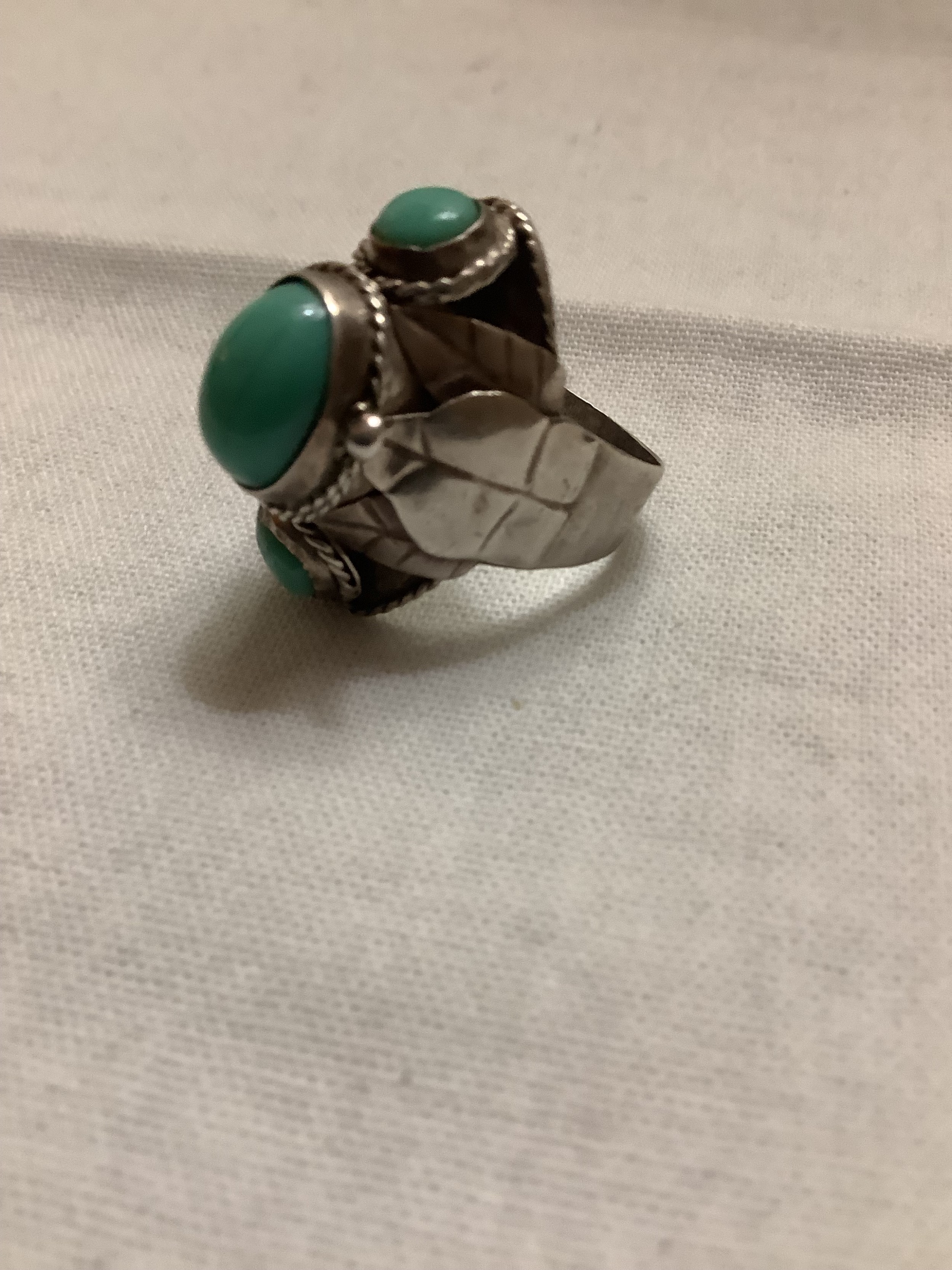  A silver and triple turquoise set poison ring size j 