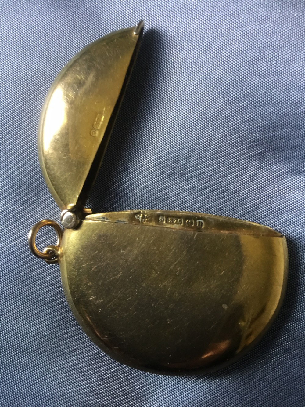 An impressive and unusual hallmarked 9ct gold Vesta case Circa 1912 Birmingham View III