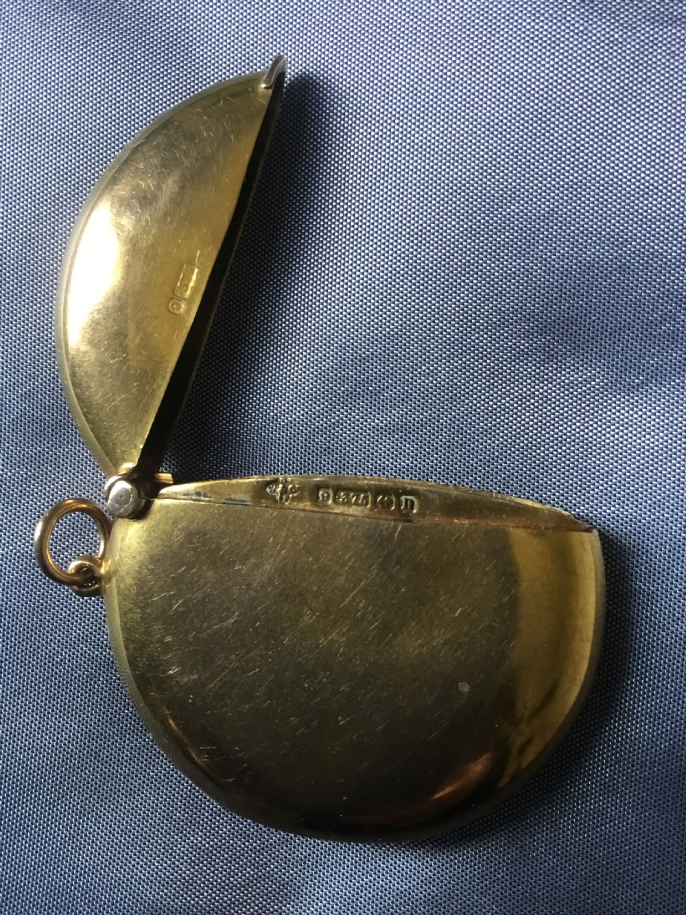 An impressive and unusual hallmarked 9ct gold Vesta case Circa 1912 Birmingham View VII