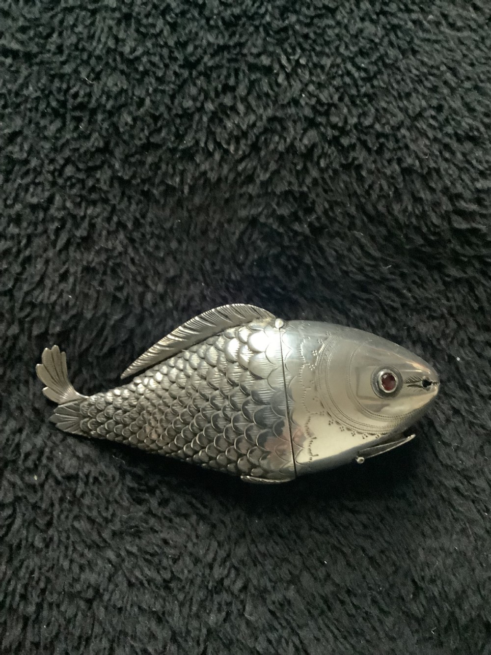 A novelty fish snuff box with articulated body and hinged head 