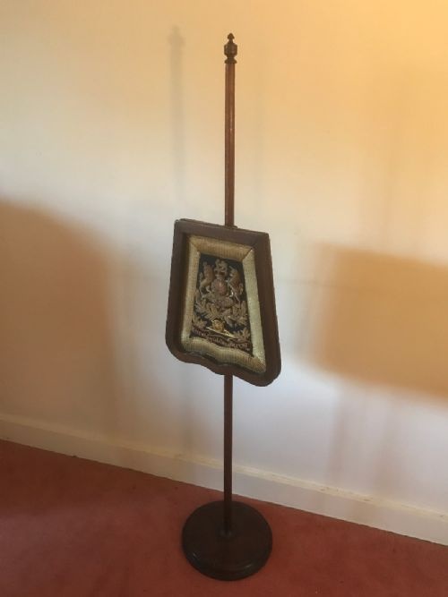 VICTORIAN ROYAL REGIMENT OF ARTILLERY OFFICER'S FULL DRESS GOLD THREADED SABRETACHE MOUNTED ON A MAHOGANY POLESCREEN - ADDITIONAL PHOTO 1