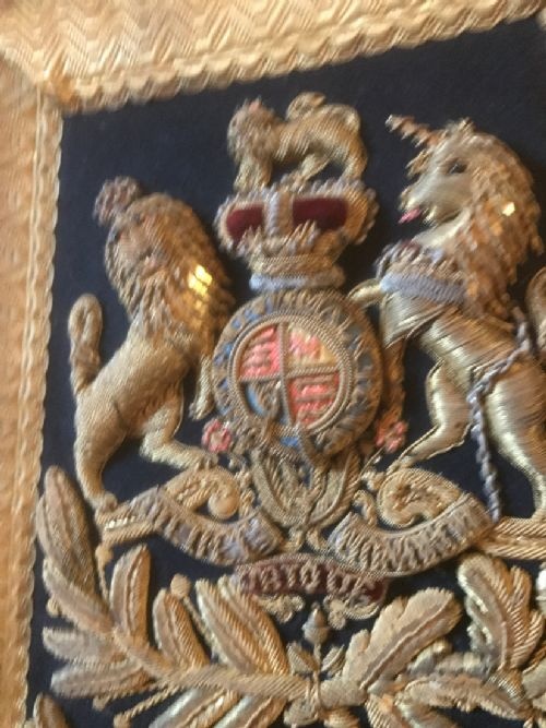 VICTORIAN ROYAL REGIMENT OF ARTILLERY OFFICER'S FULL DRESS GOLD THREADED SABRETACHE MOUNTED ON A MAHOGANY POLESCREEN - ADDITIONAL PHOTO 2