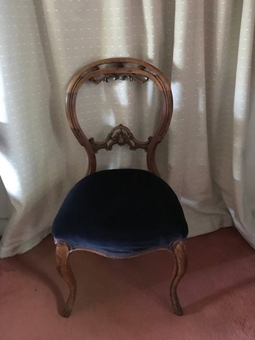 SET OF FOUR HANDSOME VICTORIAN WALNUT DINING CHAIRS WITH FINELY CARVED BALLOON BACKS AND BLUE VELVET SEATS - ADDITIONAL PHOTO 1
