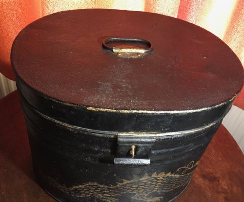 UNUSUAL VICTORIAN TOLEWARE HATBOX DECORATED WITH A CHINESE DRAGON - ADDITIONAL PHOTO 1