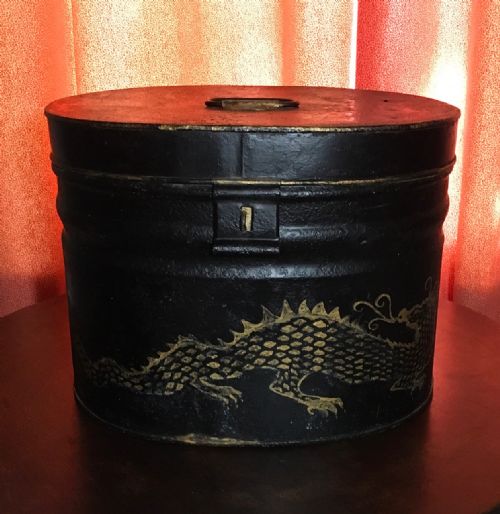 UNUSUAL VICTORIAN TOLEWARE HATBOX DECORATED WITH A CHINESE DRAGON - ADDITIONAL PHOTO 3