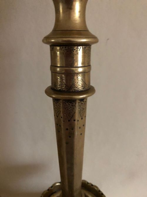 HANDSOME PAIR OF 17TH CENTURY BRASS CANDLESTICKS - ADDITIONAL PHOTO 1