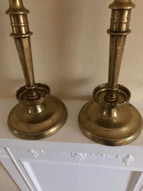 HANDSOME PAIR OF 17TH CENTURY BRASS CANDLESTICKS - ADDITIONAL PHOTO 2