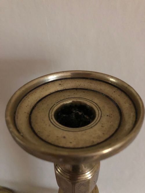 HANDSOME PAIR OF 17TH CENTURY BRASS CANDLESTICKS - ADDITIONAL PHOTO 3