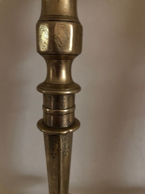 HANDSOME PAIR OF 17TH CENTURY BRASS CANDLESTICKS - ADDITIONAL PHOTO 4