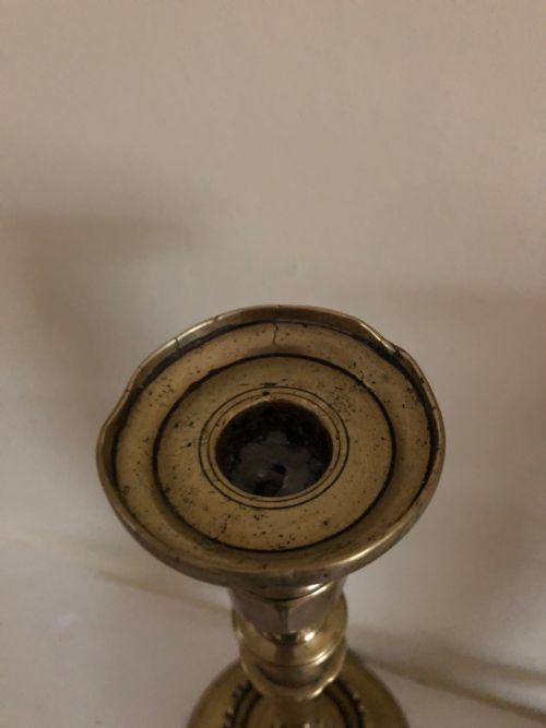 HANDSOME PAIR OF 17TH CENTURY BRASS CANDLESTICKS - ADDITIONAL PHOTO 5