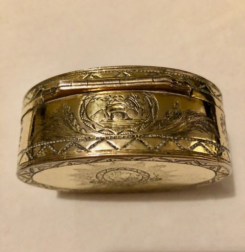 A GEORGE 111 GOLD PLATED ENGRAVED OVAL SNUFF BOX - ADDITIONAL PHOTO 1