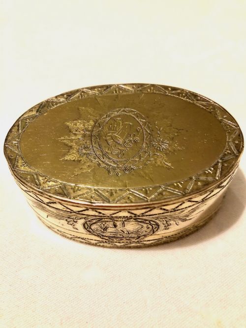 A GEORGE 111 GOLD PLATED ENGRAVED OVAL SNUFF BOX - ADDITIONAL PHOTO 2
