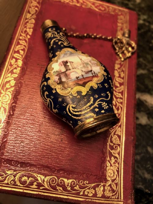 AN 18TH CENTURY SMALL ENAMEL SCENT BOTTLE WITH HAND PAINTED SCENES C1790 - ADDITIONAL PHOTO 4