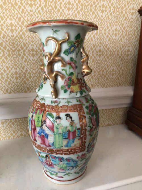 A DECORATIVE PAIR OF ANTIQUE CHINESE CANTON FAMILLE ROSE VASES - ADDITIONAL PHOTO 1
