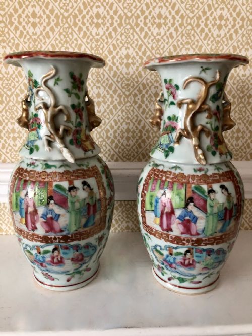 A DECORATIVE PAIR OF ANTIQUE CHINESE CANTON FAMILLE ROSE VASES - ADDITIONAL PHOTO 2