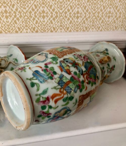 A DECORATIVE PAIR OF ANTIQUE CHINESE CANTON FAMILLE ROSE VASES - ADDITIONAL PHOTO 3
