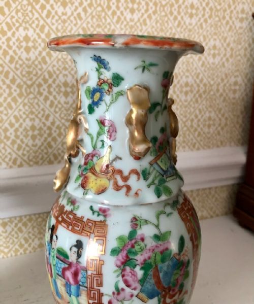 A DECORATIVE PAIR OF ANTIQUE CHINESE CANTON FAMILLE ROSE VASES - ADDITIONAL PHOTO 4
