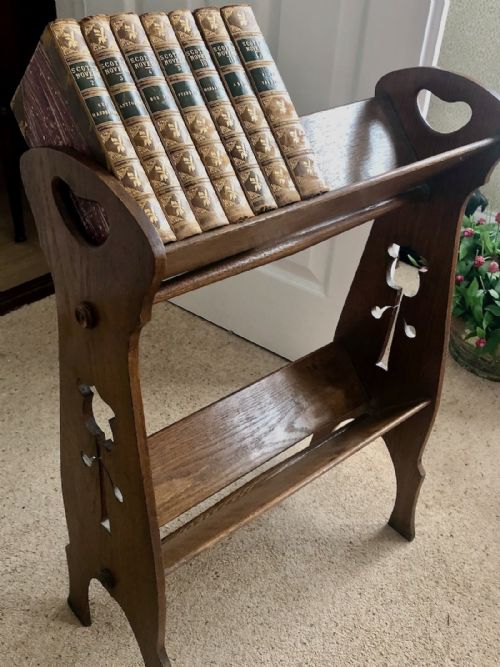 AN EDWARDIAN ARTS CRAFTS PALE OAK BOOK STAND - ADDITIONAL PHOTO 3