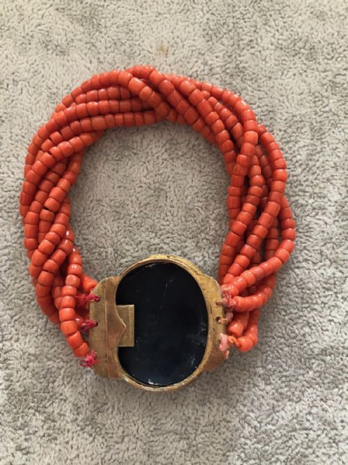 A 19TH CENTURY CORAL BRACELET WITH AN OVAL ENAMELLED CLASP - ADDITIONAL PHOTO 1