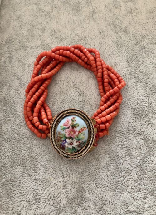 A 19TH CENTURY CORAL BRACELET WITH AN OVAL ENAMELLED CLASP - ADDITIONAL PHOTO 2