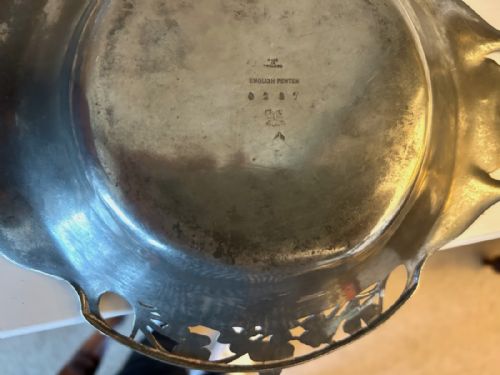 A LIBERTY CO HAMMERED PEWTER DISH WITH CLOVER FLOWERS AROUND THE EDGE - ADDITIONAL PHOTO 1