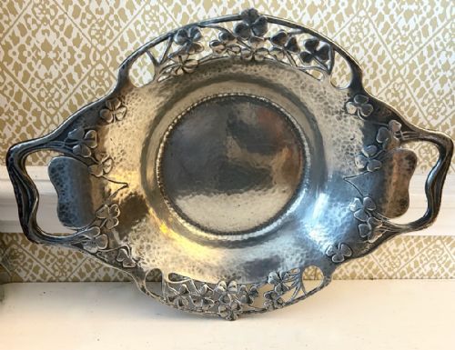 A LIBERTY CO HAMMERED PEWTER DISH WITH CLOVER FLOWERS AROUND THE EDGE - ADDITIONAL PHOTO 2
