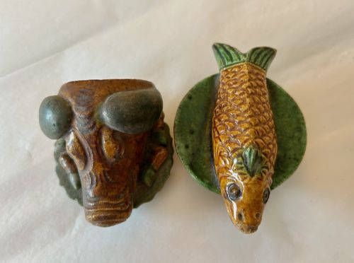 Mingqi Sancai Chinese Pottery Altar Offerings of a Boar's Head and a Fish, Together with Two Small Burmese Clay Pipes