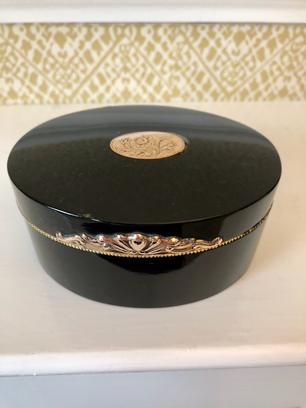 A Victorian Oval Tortoiseshell and Gold Snuff Box c.1900