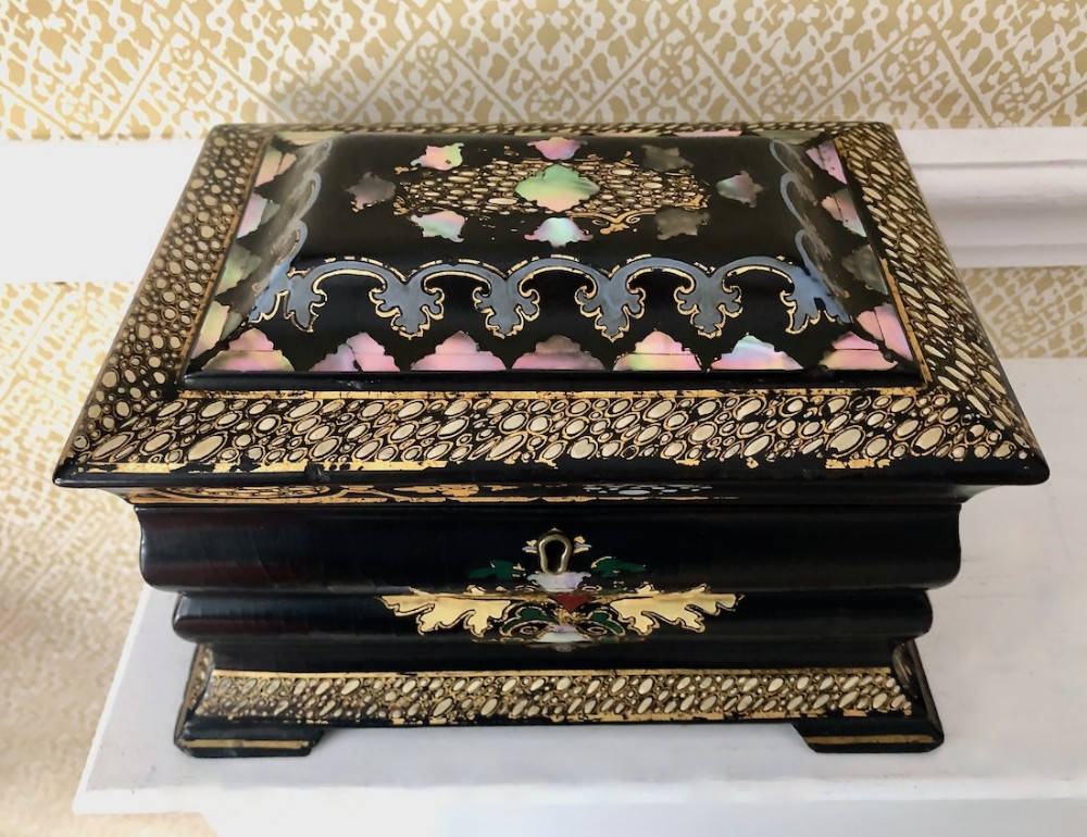 A Jennens & Bettridge Papier Mache Tea Caddy Inlaid with Mother-of-Pearl c. 1870