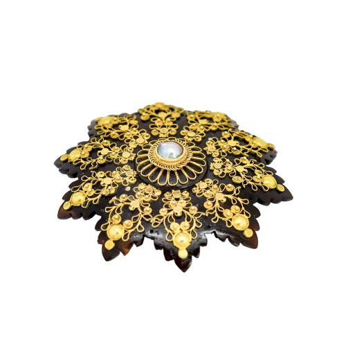 fig 3. Antique Georgian tortoiseshell flowerhead brooch, gold cannetille and natural split pearl
