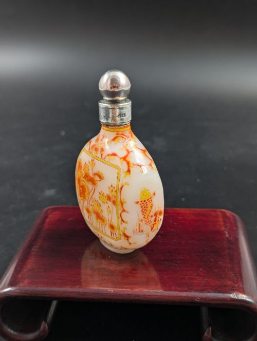 ANTIQUE ENAMELED WHITE GLASS SNUFF BOTTLE WITH GUYUE XUAN MARK - ADDITIONAL PHOTO 2