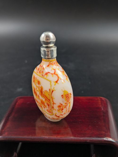 ANTIQUE ENAMELED WHITE GLASS SNUFF BOTTLE WITH GUYUE XUAN MARK - ADDITIONAL PHOTO 5