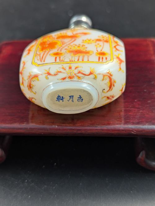 ANTIQUE ENAMELED WHITE GLASS SNUFF BOTTLE WITH GUYUE XUAN MARK - ADDITIONAL PHOTO 9