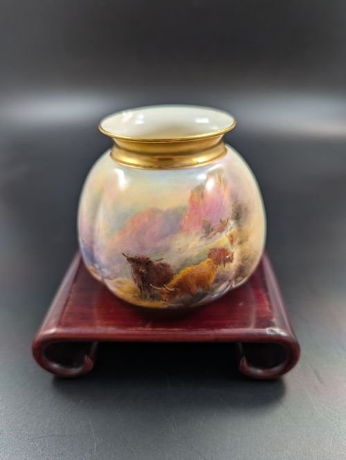 A PAIR OF ROYAL WORCESTER VASES PAINTED WITH HIGHLAND CATTLE BY HARRY STINTON - ADDITIONAL PHOTO 2