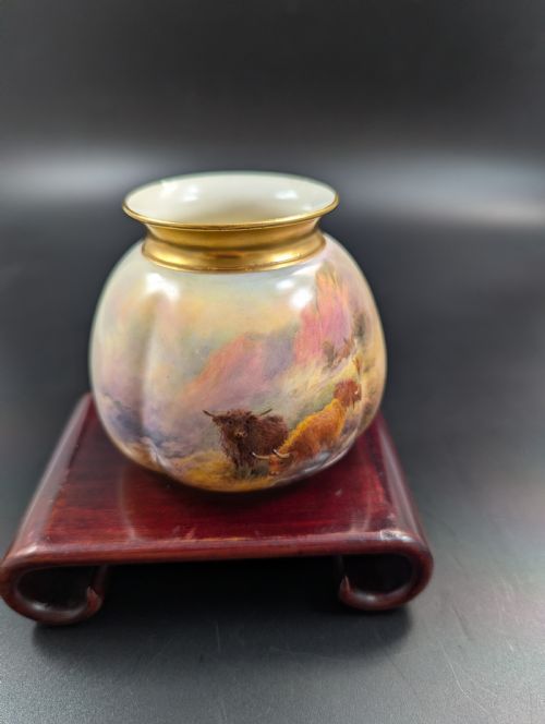 A PAIR OF ROYAL WORCESTER VASES PAINTED WITH HIGHLAND CATTLE BY HARRY STINTON - ADDITIONAL PHOTO 7