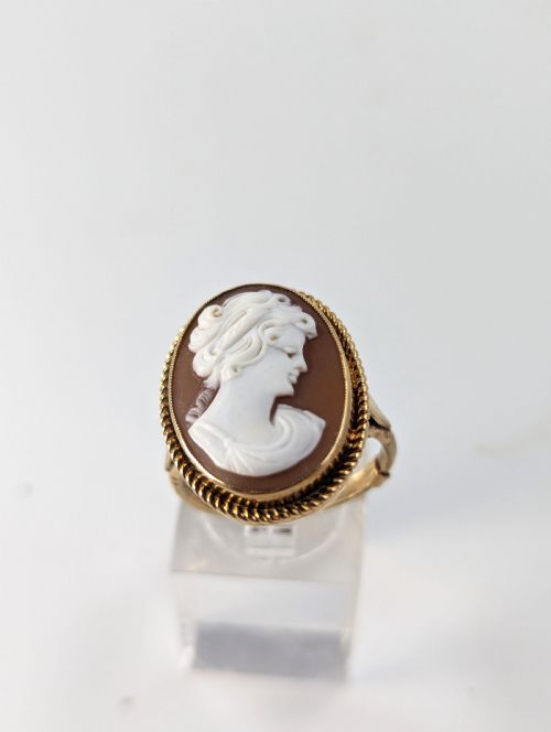 Gold Cameo Ring, 1914.