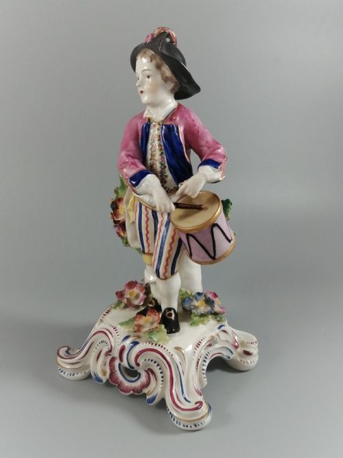 BOW PORCELAIN RARE FIGURINE OF A BOY DRUMMER C 1744 GOLD ANCHOR MARK FINELY PAINTED IN PASTEL HUES EARLY ENGLISH PORCELAIN - ADDITIONAL PHOTO 1