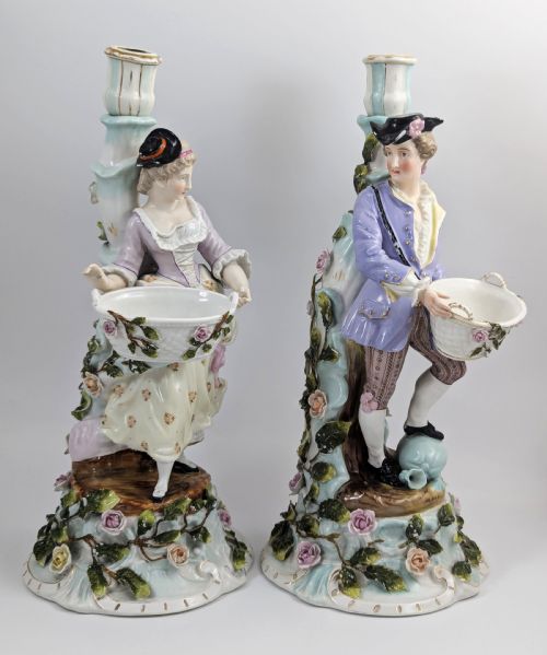 RARE PAIR OF SITZENDORF ROCOCO PORCELAIN FIGURAL CANDLESTICKS GARDENERS WITH BASKETS ON FLORAL BASES - ADDITIONAL PHOTO 6