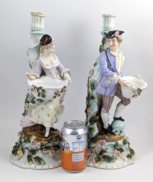 RARE PAIR OF SITZENDORF ROCOCO PORCELAIN FIGURAL CANDLESTICKS GARDENERS WITH BASKETS ON FLORAL BASES - ADDITIONAL PHOTO 7